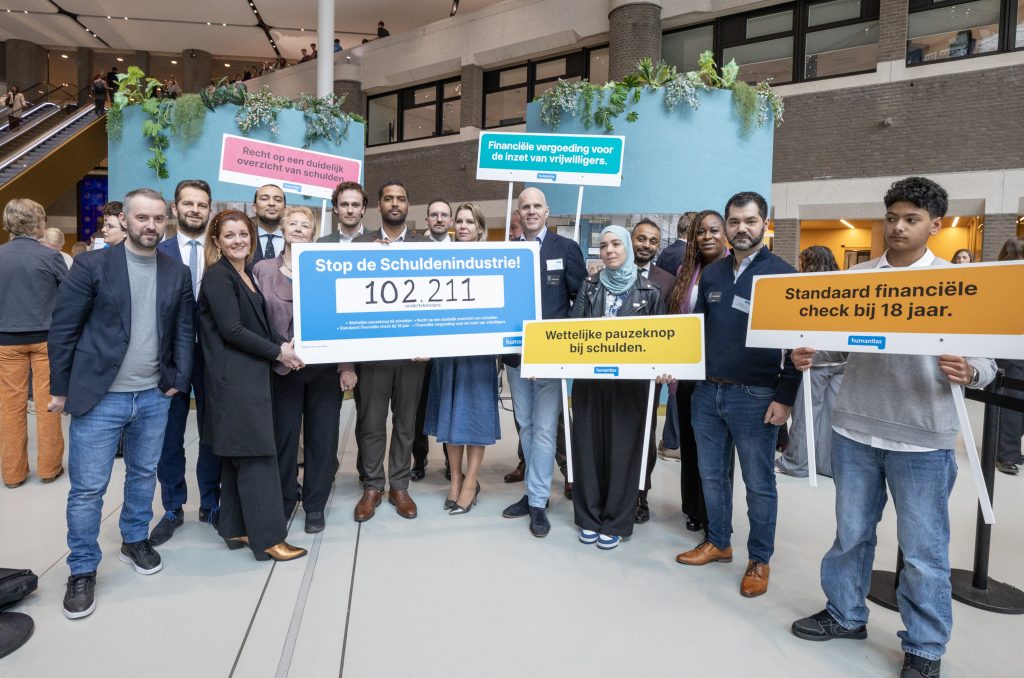 Meer dan 102.000 handtekeningen voor ‘Stop de schuldenindustrie’ aangeboden in Den Haag
